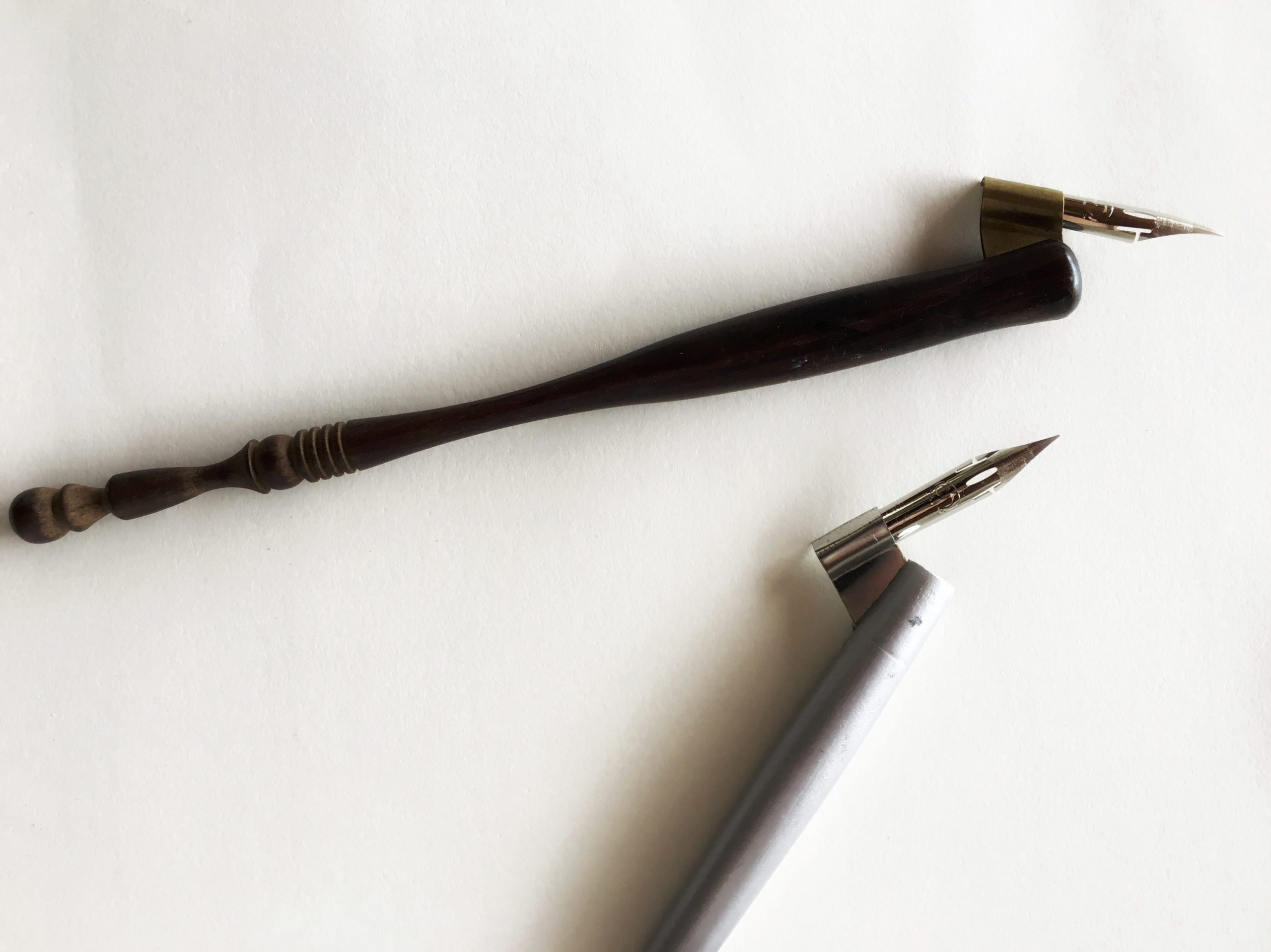 Apprendre la calligraphie anglaise : choisir le bon porte-plume (droit ou oblique ?)