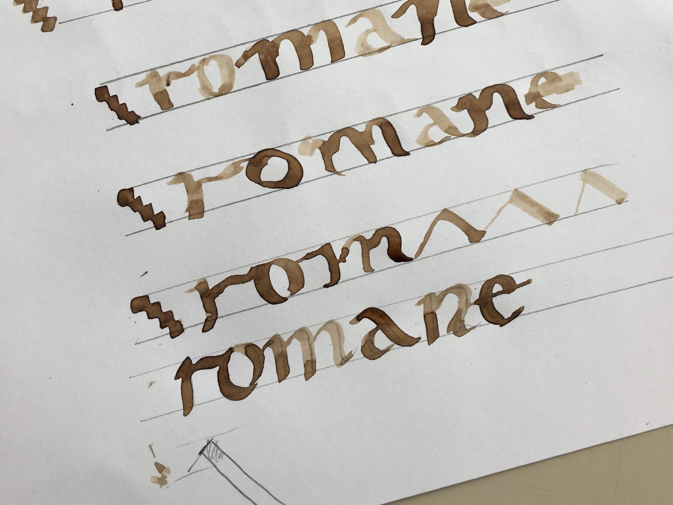 Calligraphie caroline, lignes de Romane